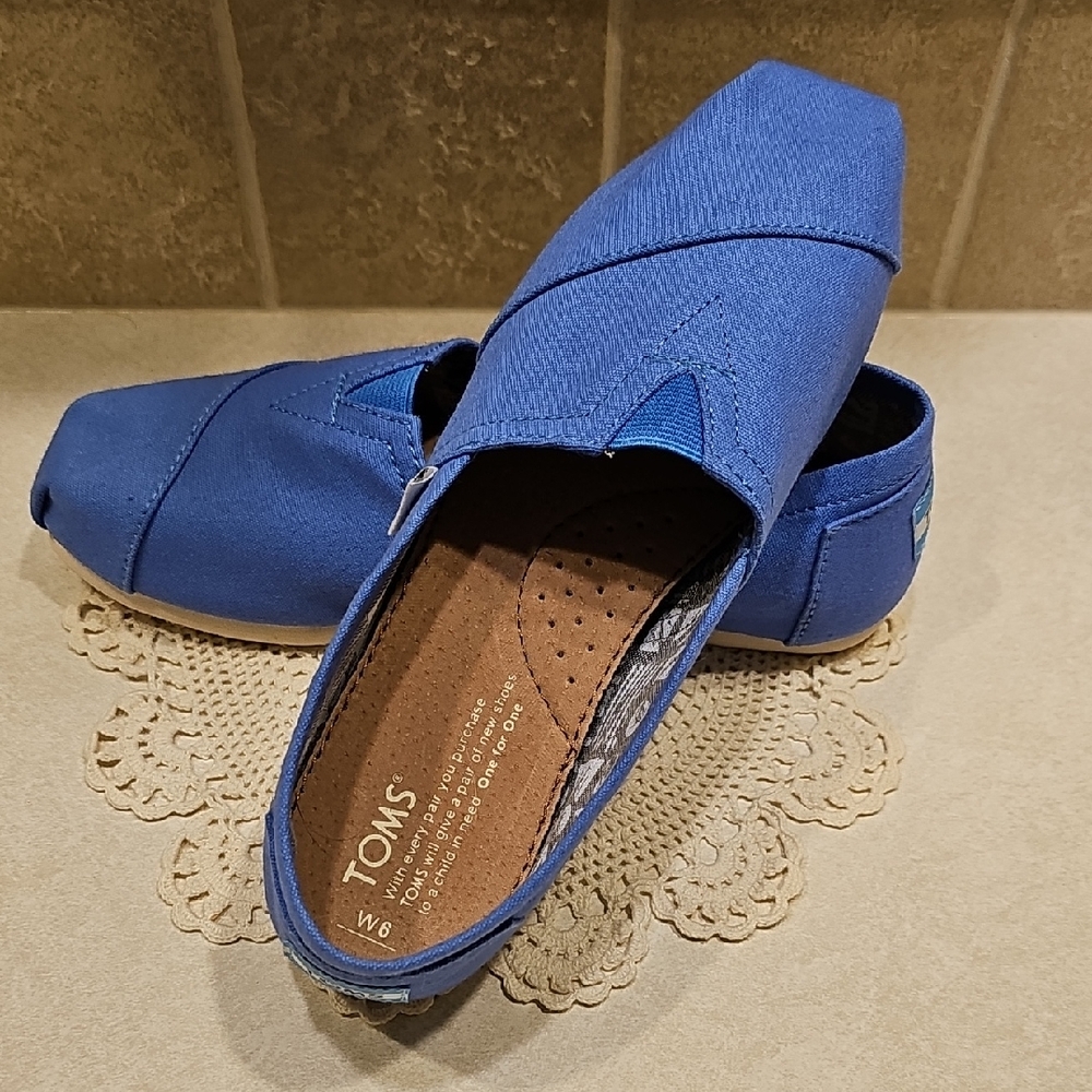 New in Box TOMS Classic Majolica Blue Heritage Canvas Shoes Size 6